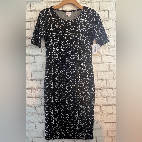 LuLaRoe Dresses & Skirts - NEW!! Short Sleeve T-Shirt Julia Dress LuLaRoe size XXS Black and White